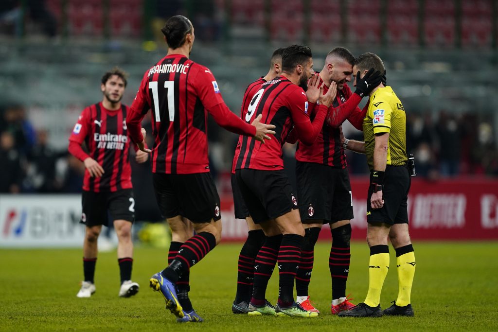 MILAN, ITALY - JANUARY 17: AC Milan players react with the referee during the Serie A match between AC Milan and Spezia Calcio at Stadio Giuseppe Meazza on January 17, 2022 in Milan, Italy. (Photo by Pier Marco Tacca/AC Milan via Getty Images)