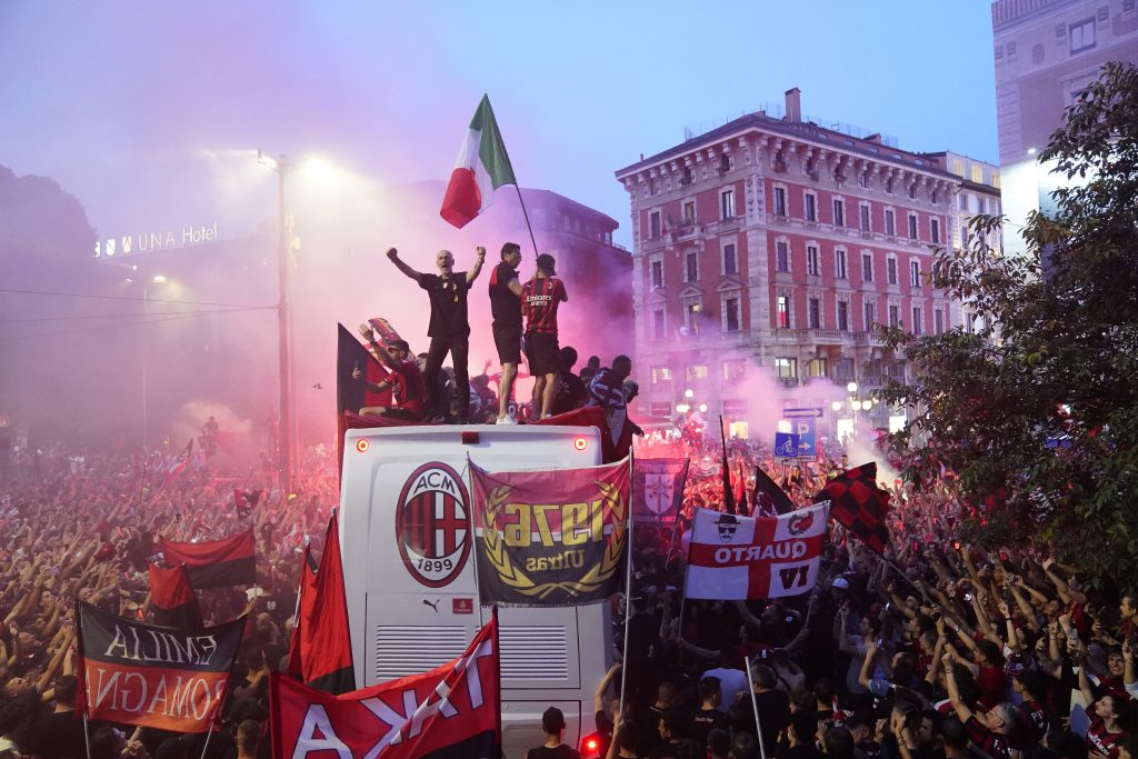 MILAN, ITALY - MAY 23: Stefano Pioli celebrates with his teammates during the AC Milan Serie A Victory Parade at Piazza Duomo on May 23, 2022 in Milan, Italy. (Photo by Pier Marco Tacca/AC Milan via Getty Images)