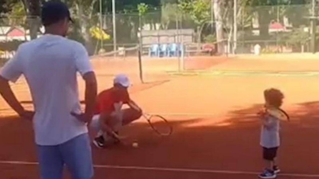 Sinner, allenamento... a tre: i palleggi con il bimbo sono bellissimi | VIDEO