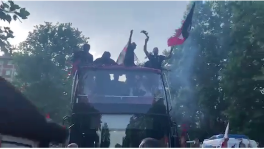 Milan, la sfilata del pullman: "i Campioni dell'Italia siamo noi..." | VIDEO PM