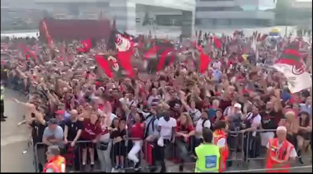 La carica dei tifosi rossoneri davanti 'Casa Milan' | VIDEO PM (foto pm)