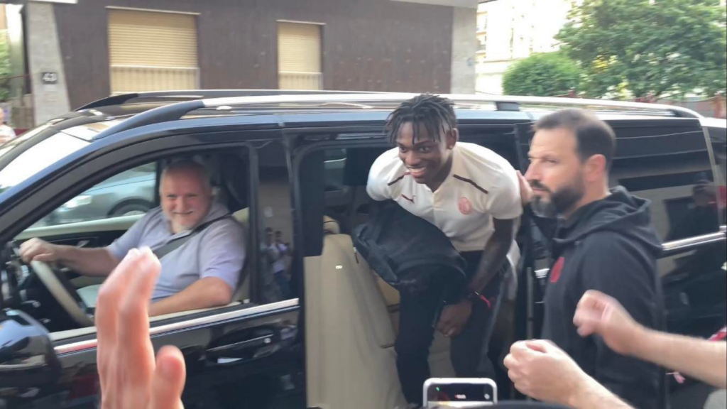 Milan-Atalanta, l'arrivo dei giocatori in hotel e tifosi in visibilio | VIDEO