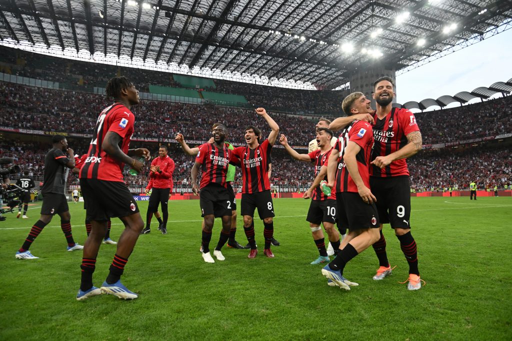 MILAN, ITALY - MAY 15: Players of AC Milan celebrate the win at the end of the Serie A match between AC Milan and Atalanta BC at Stadio Giuseppe Meazza on May 15, 2022 in Milan, Italy. (Photo by Claudio Villa/AC Milan via Getty Images)