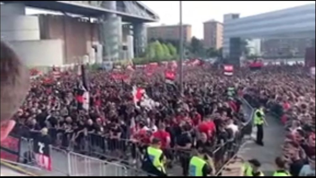 Milan, i tifosi rossoneri sono in trepida attesa dei calciatori | VIDEO PM (foto pm)