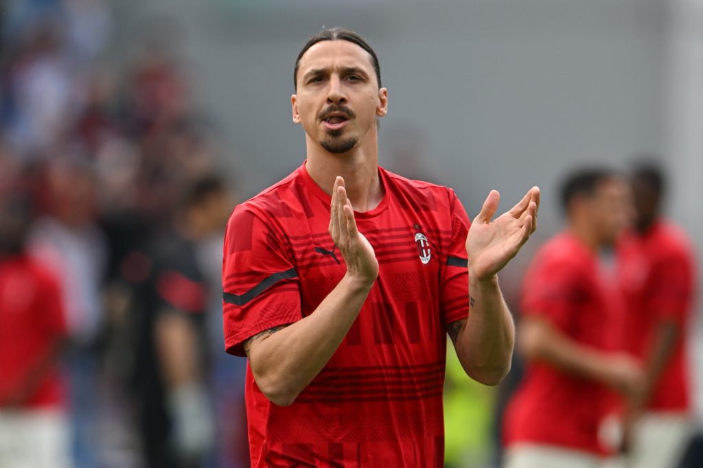 REGGIO NELL'EMILIA, ITALY - MAY 22: Zlatan Ibrahimovic of AC Milan applauds the fans prior to the Serie A match between US Sassuolo and AC Milan at Mapei Stadium - Citta' del Tricolore on May 22, 2022 in Reggio nell'Emilia, Italy. (Photo by Chris Ricco/Getty Images)
