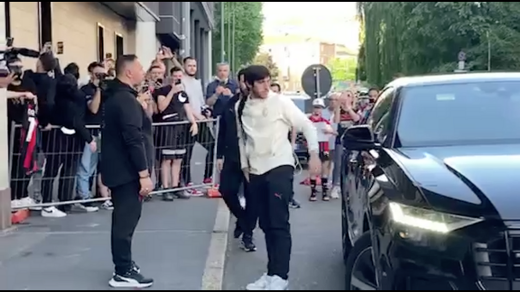 Milan-Atalanta, Tonali arriva in hotel: i tifosi lo acclamano | VIDEO