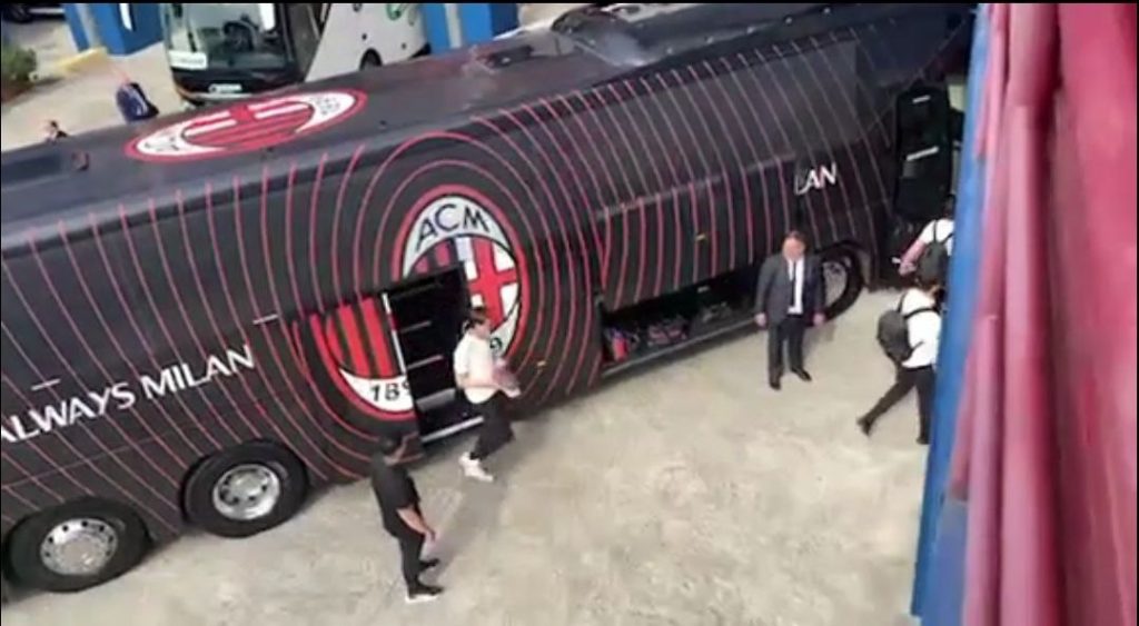 SASSUOLO-MILAN, l'arrivo del pullman rossonero al 'Mapei' | VIDEO PM (foto pm)
