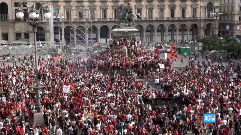 Milan, attesa per il pullman in piazza Duomo: tifosi in festa! | VIDEO