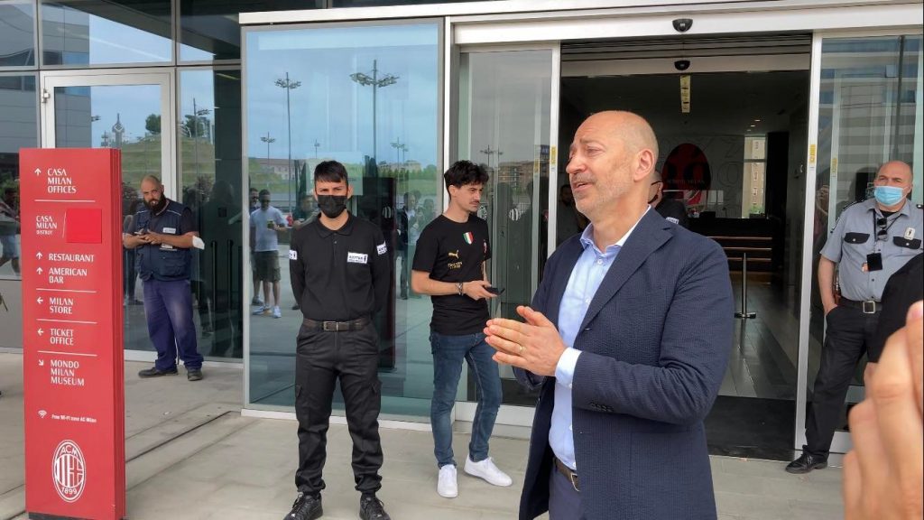 Milan, Gazidis ringrazia i tifosi presenti nella sede rossonera | VIDEO PM (foto pm)