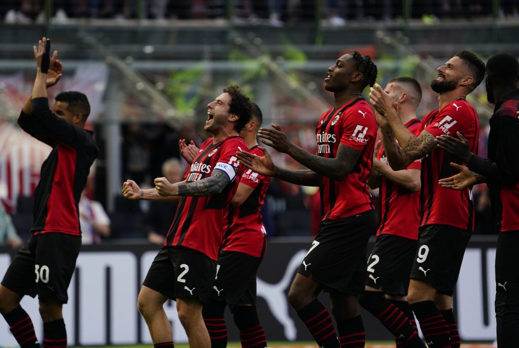 MILAN, ITALY - MAY 01: AC Milan players celebrate the victory at the end of the Serie A match between AC Milan and ACF Fiorentina at Stadio Giuseppe Meazza on May 01, 2022 in Milan, Italy. (Photo by Pier Marco Tacca/AC Milan via Getty Images)
