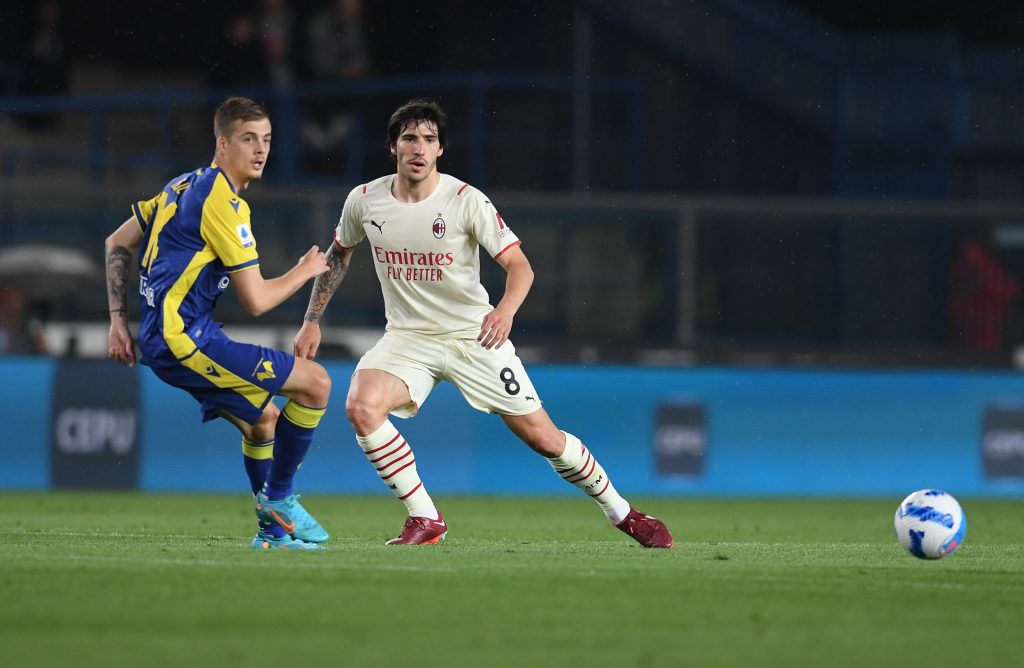 VERONA, ITALY - MAY 08: Sandro Tonali of AC Milan in action during the Serie A match between Hellas Verona FC and AC Milan at Stadio Marcantonio Bentegodi on May 08, 2022 in Verona, Italy. (Photo by Claudio Villa/AC Milan via Getty Images)