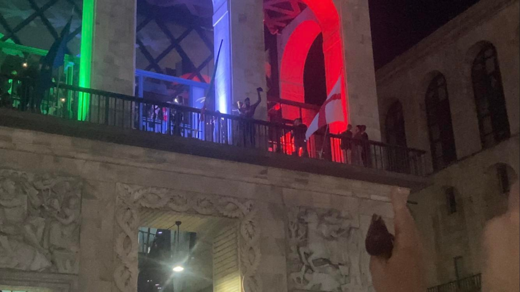 MILAN, Maignan si affaccia con la coppa: "I Campioni dell'Italia siamo noi!" | VIDEO
