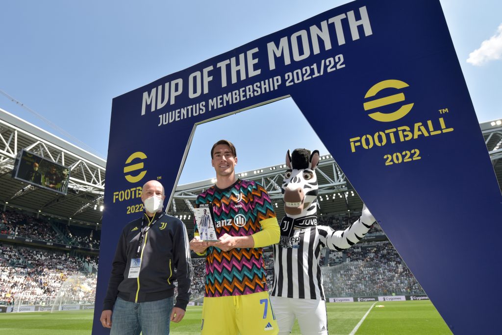 TURIN, ITALY - MAY 01: Dusan Vlahovic of Juventus poses for a picture with his MVP trophy prior the Serie A match between Juventus and Venezia FC at Allianz Stadium on May 01, 2022 in Turin, Italy. (Photo by Daniele Badolato - Juventus FC/Juventus FC via Getty Images)
