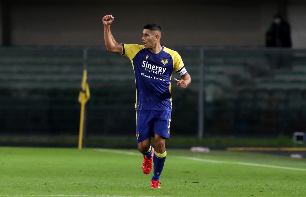 VERONA, ITALY - SEPTEMBER 19: Marco Davide Faraoni of Hellas Verona celebrates after scoring their side's third goal during the Serie A match between Hellas and AS Roma at Stadio Marcantonio Bentegodi on September 19, 2021 in Verona, Italy. (Photo by Marco Luzzani/Getty Images)