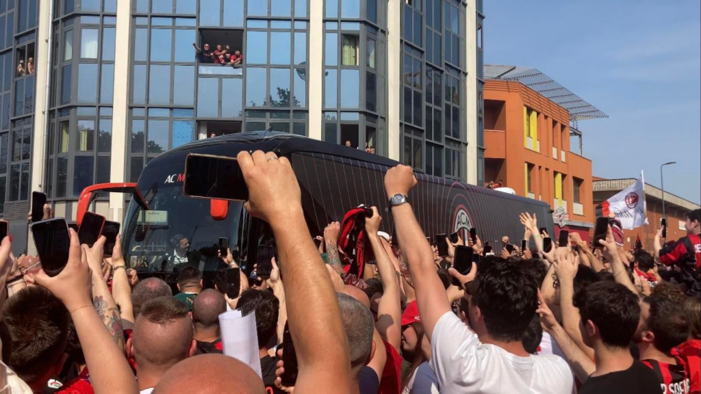 Milan-Atalanta, l'arrivo del pullman rossonero a San Siro | VIDEO PM