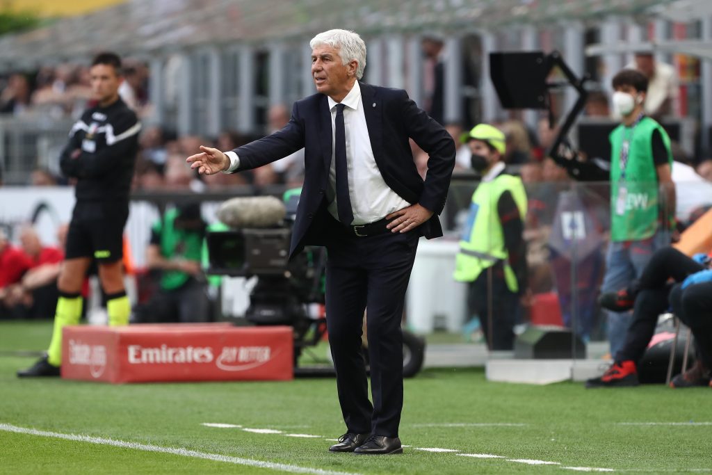 MILAN, ITALY - MAY 15: Gian Piero Gasperini, Head Coach of Atalanta BC gives instructions to their side during the Serie A match between AC Milan and Atalanta BC at Stadio Giuseppe Meazza on May 15, 2022 in Milan, Italy. (Photo by Marco Luzzani/Getty Images)