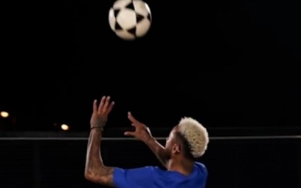 Neymar gioca sulla sabbia a footvolley
