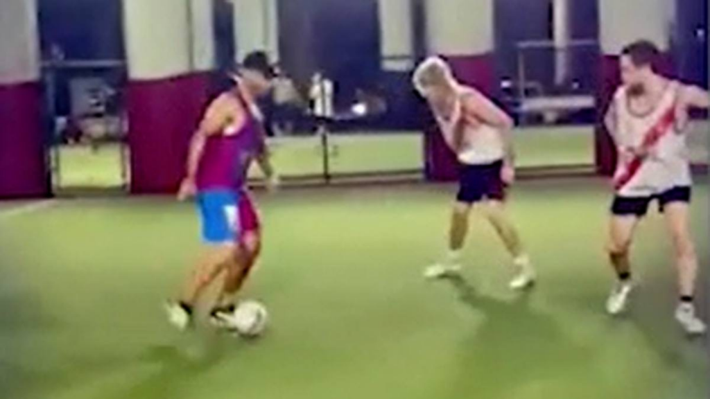 Aguero, che classe! Assist e gol nella partita di calcetto | VIDEO