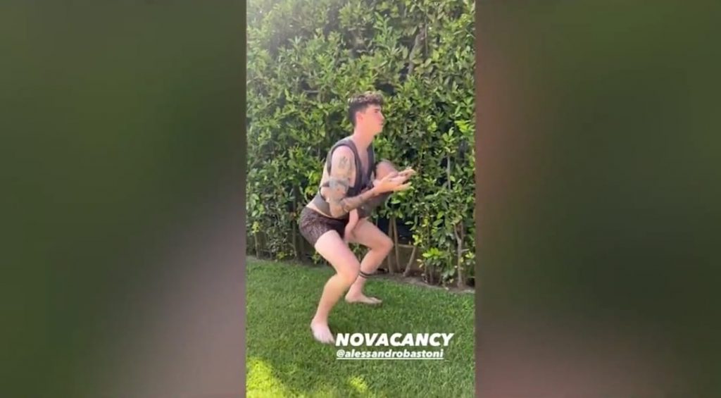 Inter, Bastoni si allena anche in vacanza: squat con la figlia | VIDEO (screen gazzetta.it)