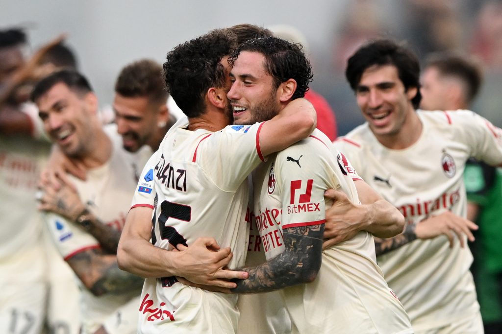 REGGIO NELL'EMILIA, ITALY - MAY 22: Davide Calabria and Alessandro Florenzi of AC Milan celebrate winning the Serie A title following victory in the Serie A match between US Sassuolo and AC Milan at Mapei Stadium - Citta' del Tricolore on May 22, 2022 in Reggio nell'Emilia, Italy. (Photo by Chris Ricco/Getty Images)