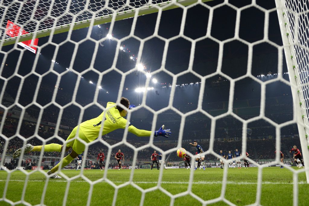 MILAN, ITALY - NOVEMBER 07: Lautaro Martinez of FC Internazionale kicks the ball during the Serie A match between AC Milan and FC Internazionale at Stadio Giuseppe Meazza on November 07, 2021 in Milan, Italy. (Photo by Mattia Ozbot - Inter/Inter via Getty Images )