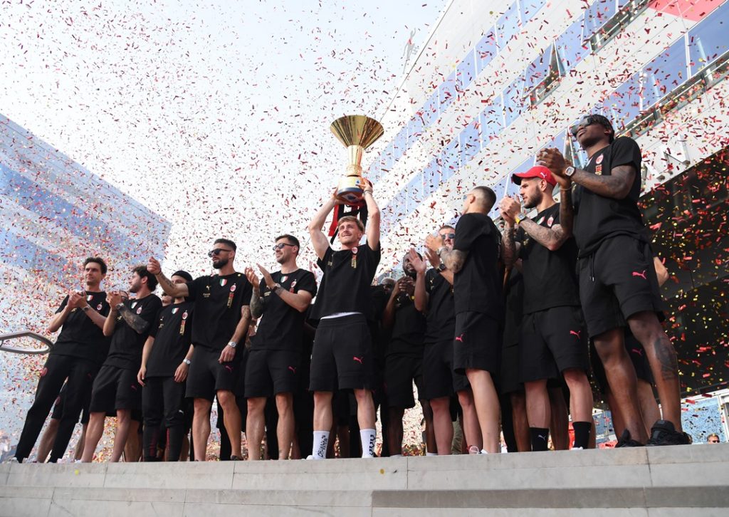 I calciatori del Milan festeggiano lo Scudetto