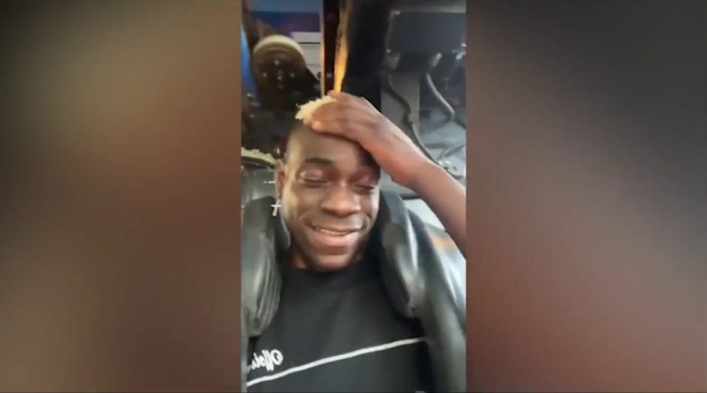 Balotelli versione papà: sulle montagne russe insieme alla figlia | VIDEO (screen gazzetta.it)