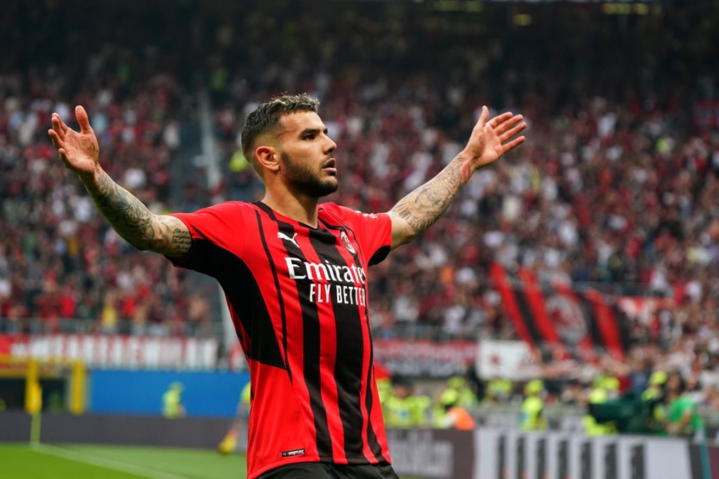 Theo Hernandez esulta dopo il gol all'Atalanta