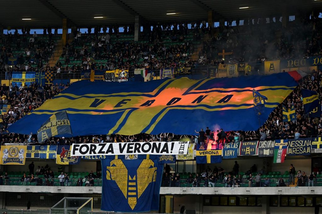 Tifosi dell'Hellas Verona durante la partita contro il Milan