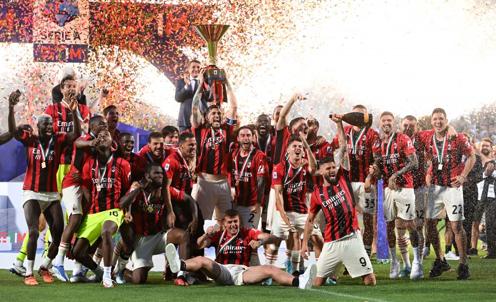 REGGIO NELL'EMILIA, ITALY - MAY 22: Alessio Romagnoli of AC Milan lifts the Serie A Scudetto trophy after their side finished the season as Serie A champions during the Serie A match between US Sassuolo and AC Milan at Mapei Stadium - Citta' del Tricolore on May 22, 2022 in Reggio nell'Emilia, Italy. (Photo by Chris Ricco/Getty Images)
