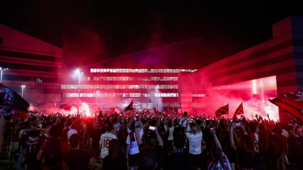 Milan, tifosi premiati per lo scudetto con l'aiuto dei fan token | VIDEO