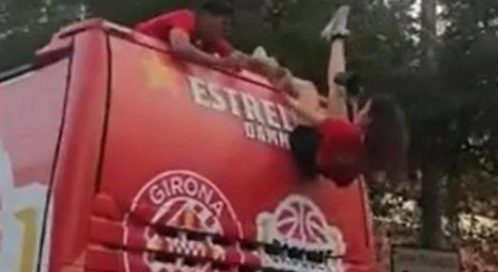 Fotografa del Girona rischia di cadere dal bus scoperto