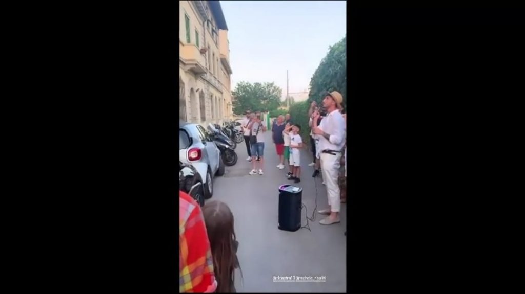 Fiorentina, Castrovilli si sposa: ecco la serenata alla futura moglie | VIDEO (screen gazzetta.it)