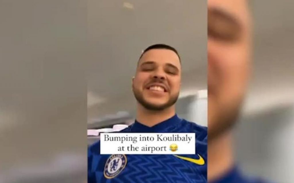 Il siparietto tra Koulibaly e un tifoso del Chelsea in aeroporto