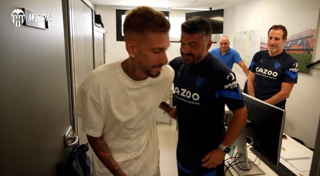 Gattuso scherza con Samu Castillejo al Valencia