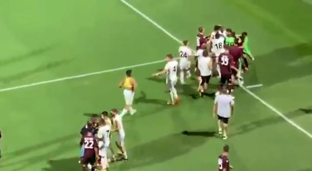 Salernitana-Adana, che rissa! 4 espulsi e interviene la Digos | VIDEO (screen gazzetta.it)