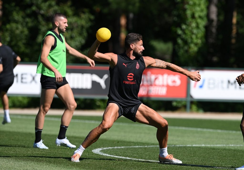 Olivier Giroud, durante una sessione di allenamento con il Milan