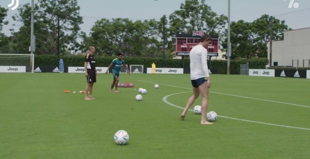 Allegri, Vlahovic e McKennie si sfidano con la crossbar challenge