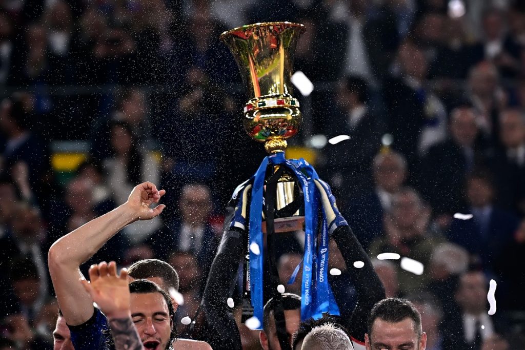 L'Inter alza il trofeo della Coppa Italia
