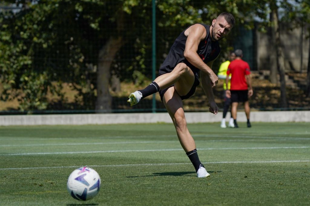 Rebic segna su punizione in allenamento