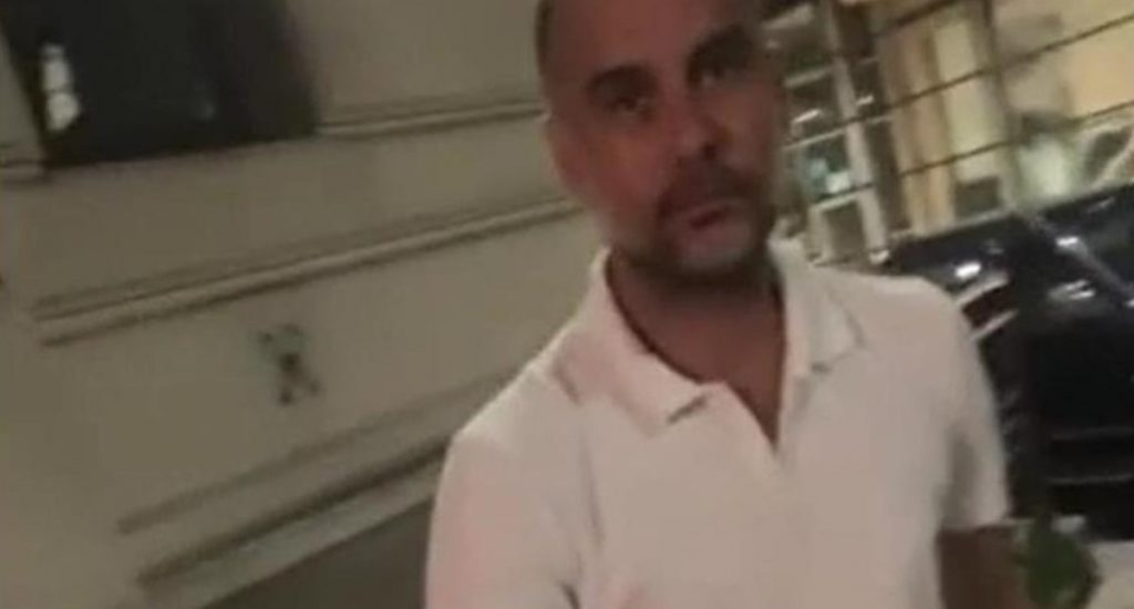 Pep Guardiola inseguito da un tifoso mentre era in bici