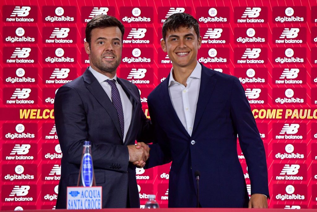 Paulo Dybala e Tiago Pinto in conferenza stampa con la Roma (Getty Images)
