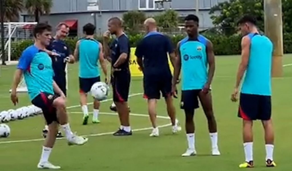 Gavi Pedri e Ansu Fati palleggiano in allenamento col Barcellona