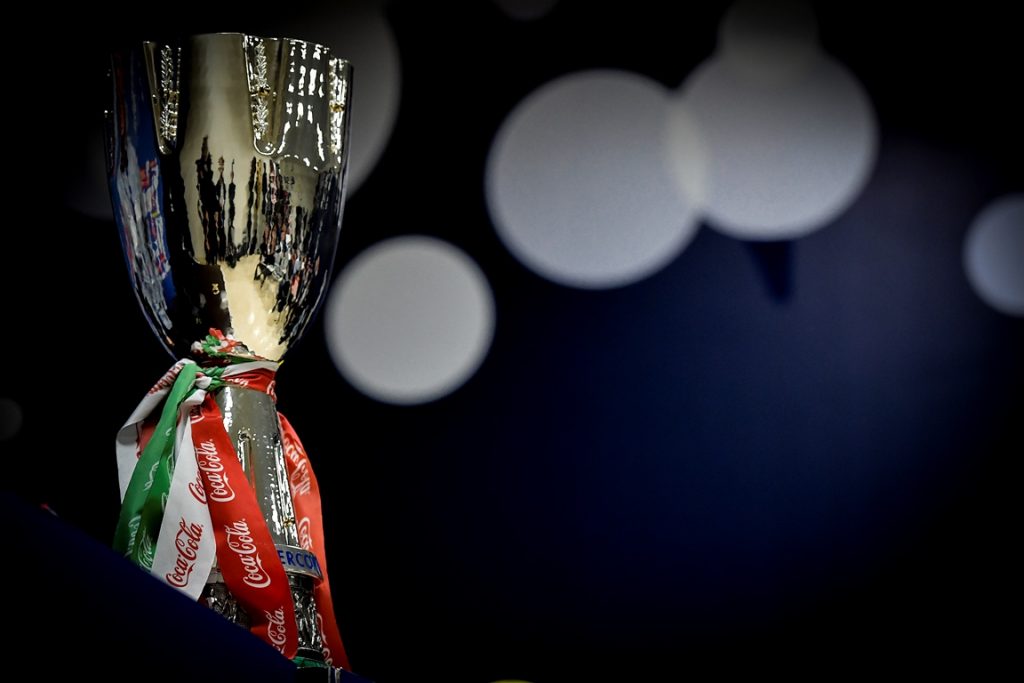 Il trofeo della Supercoppa Italiana
