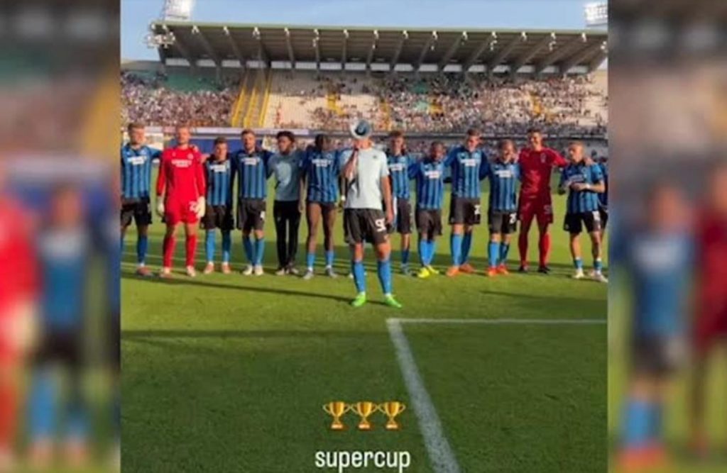 Charlse De Ketelaere saluta i tifosi del Brugge col megafono