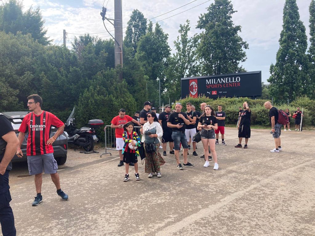 Raduno AC Milan 2022-2023 tifosi Milanello