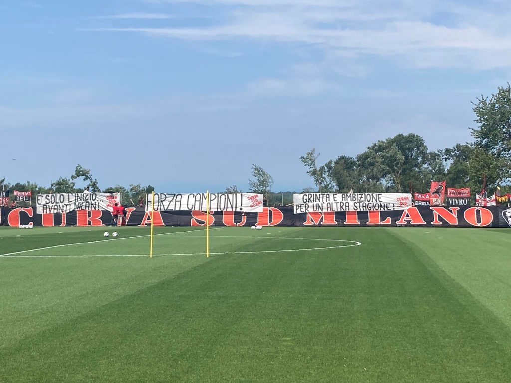 Raduno AC Milan 2022-2023 tifosi Curva Sud Milanello