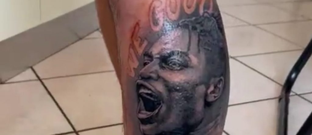 Milan, tifoso pazzo di Leao: il tatuaggio attira l'attenzione del portoghese (screen twitter)