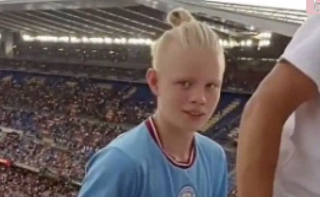 Bambino tifoso del Manchester City e l'incredibile somiglianza con Haaland