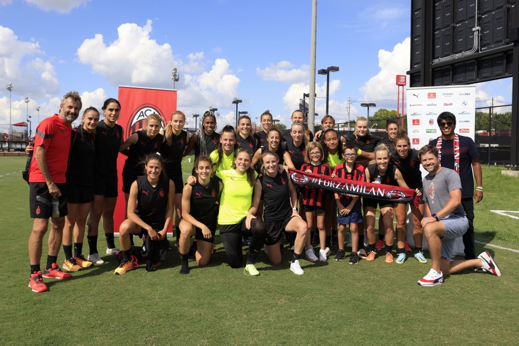 LOUISVILLE, KENTUCKY - AUGUST 16: The AC Milan women's team poses with fans after a training session at McDonald Soccer Field on August 16, 2022 in Louisville, Kentucky. (Photo by Justin Casterline/AC Milan via Getty Images)